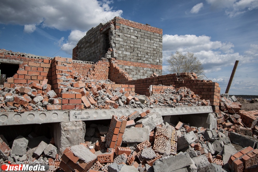 На берегу Шарташа снесли очередной незаконный многоквартирник. Ввод дома в эксплуатацию мог обернуться экологической катастрофой - Фото 2