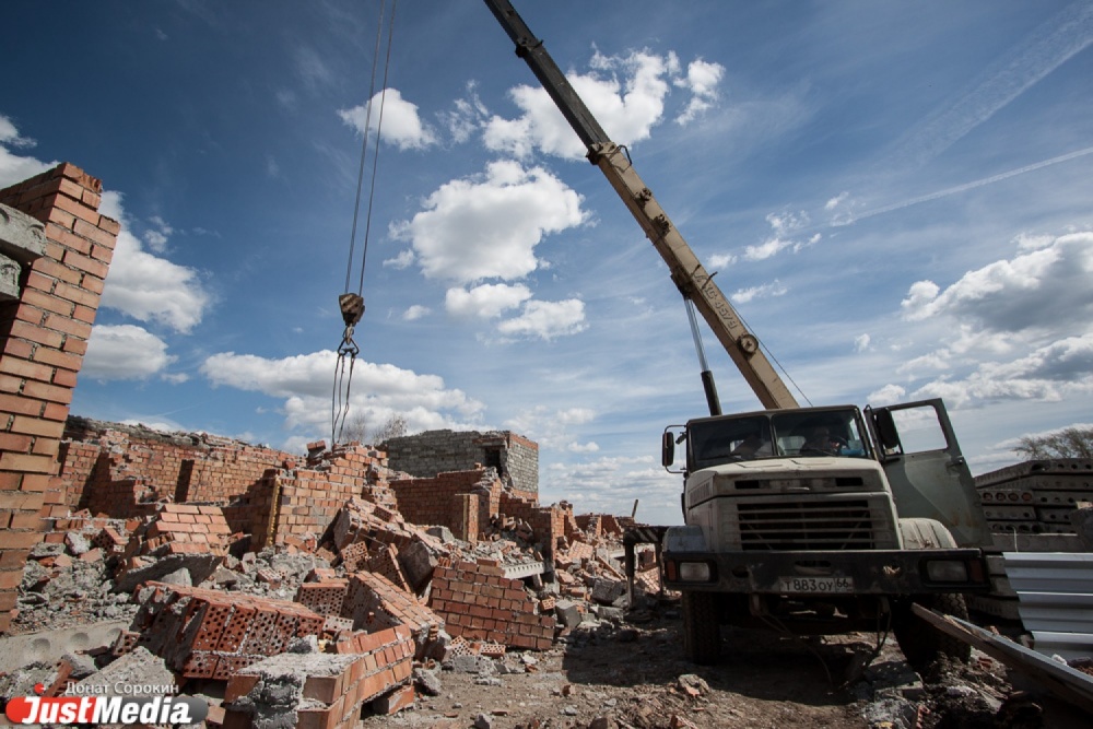 На берегу Шарташа снесли очередной незаконный многоквартирник. Ввод дома в эксплуатацию мог обернуться экологической катастрофой - Фото 3