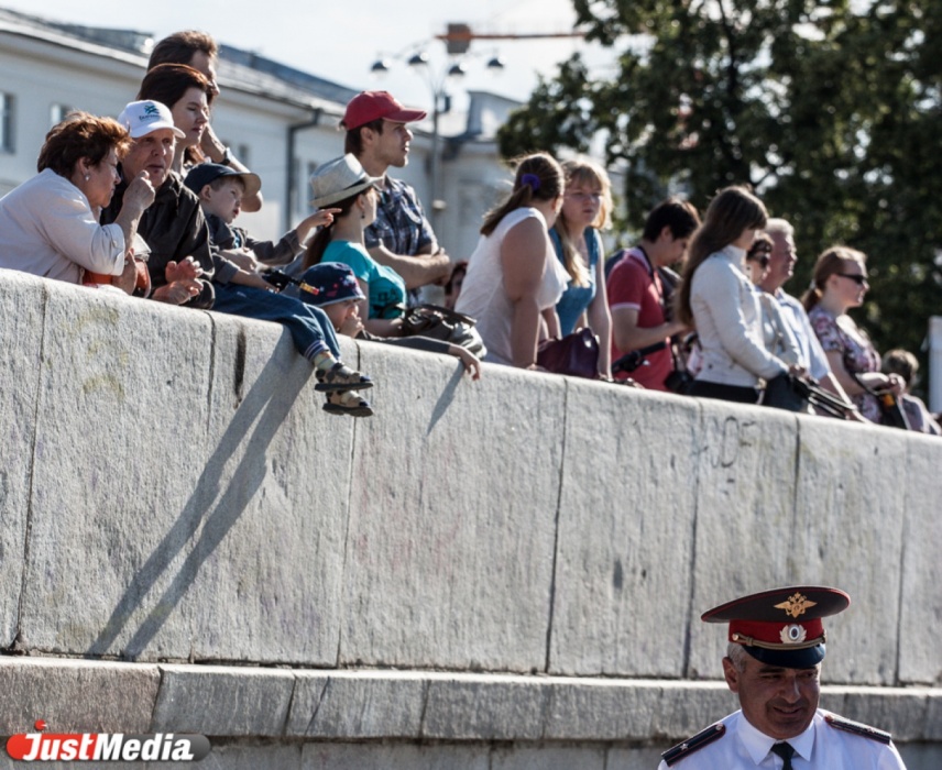 Вода и небо: парашютистам в Екатеринбурге пришлось покорять сразу две стихии - Фото 2