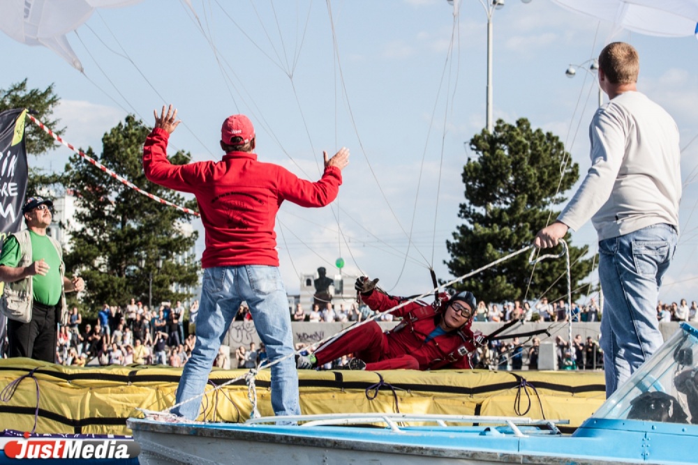 Вода и небо: парашютистам в Екатеринбурге пришлось покорять сразу две стихии - Фото 3