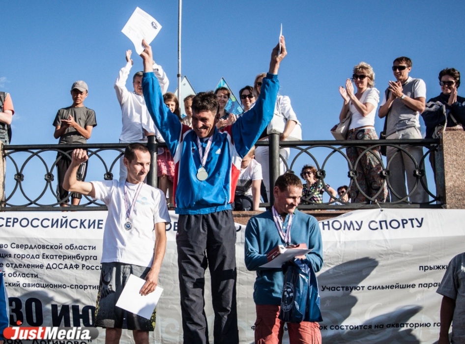 Вода и небо: парашютистам в Екатеринбурге пришлось покорять сразу две стихии - Фото 6