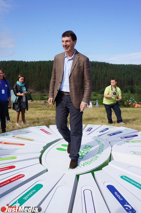 Форум «Утро» вернул помощнику Путина детство: Игорь Щеголев ловил пенные снежинки, загадывал желания и заводил стрелки на солнечных часах - Фото 2