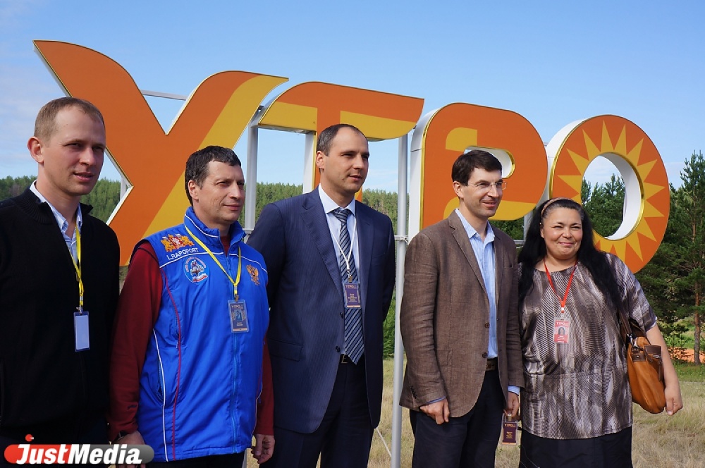 Форум «Утро» вернул помощнику Путина детство: Игорь Щеголев ловил пенные снежинки, загадывал желания и заводил стрелки на солнечных часах - Фото 4