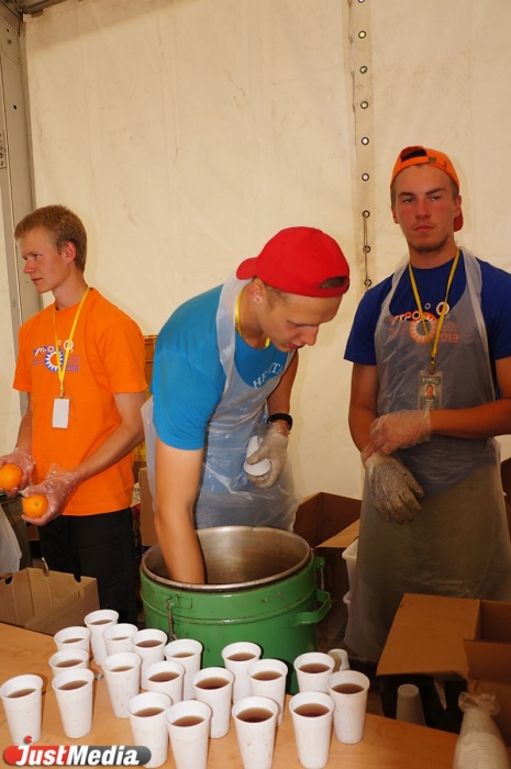 Форум «Утро» вернул помощнику Путина детство: Игорь Щеголев ловил пенные снежинки, загадывал желания и заводил стрелки на солнечных часах - Фото 3