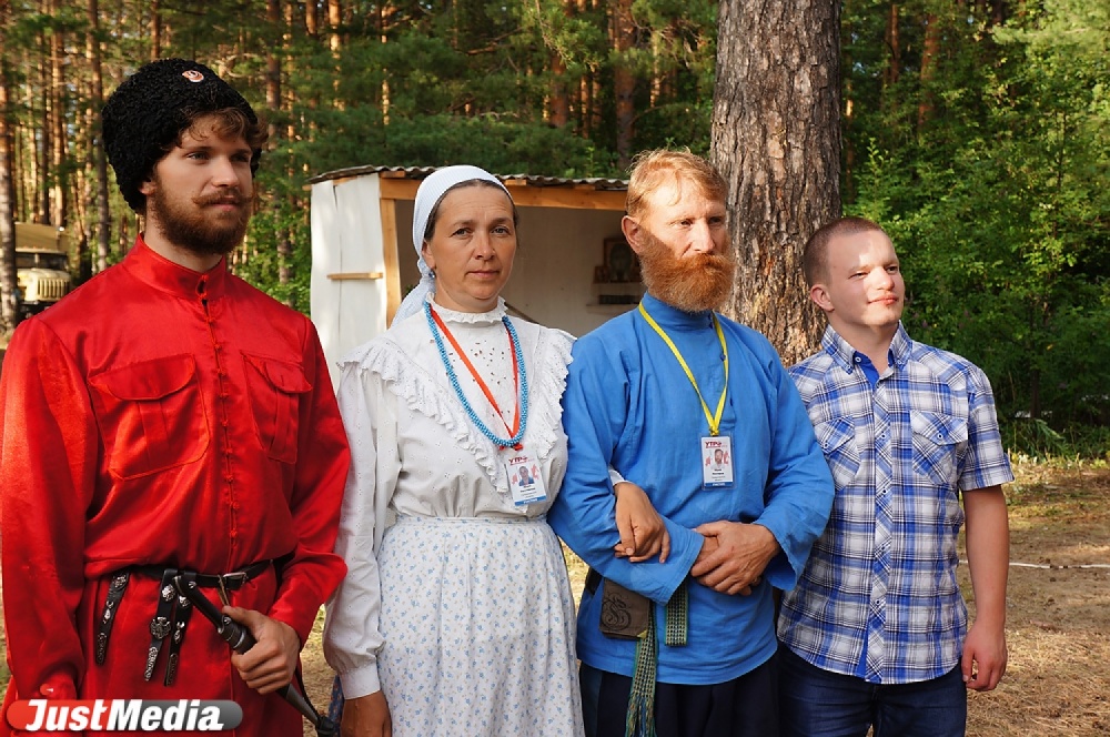 Форум «Утро» вернул помощнику Путина детство: Игорь Щеголев ловил пенные снежинки, загадывал желания и заводил стрелки на солнечных часах - Фото 5