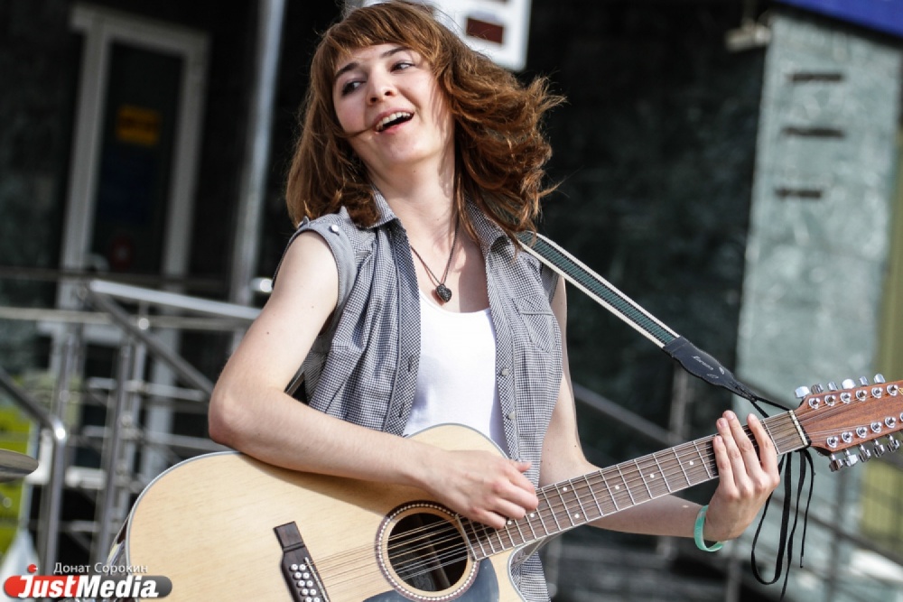 В выходные на екатеринбургском «Арбате» выступили бродячие артисты, мимы и скоморохи - Фото 3