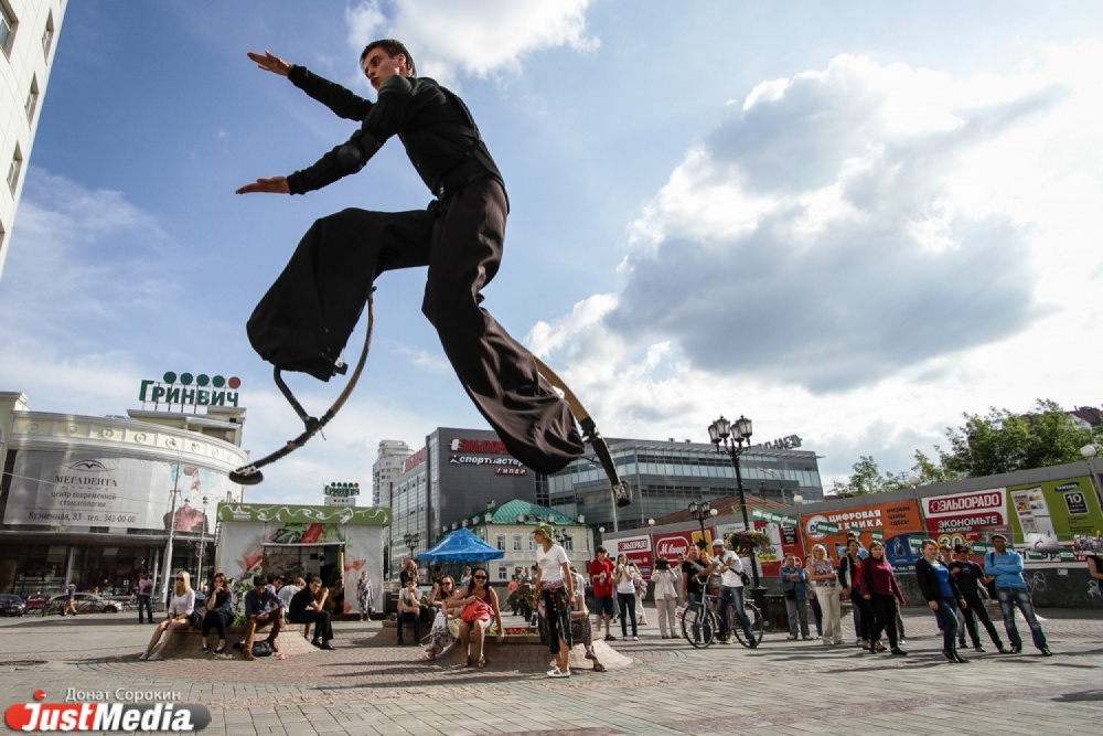 В выходные на екатеринбургском «Арбате» выступили бродячие артисты, мимы и скоморохи - Фото 4