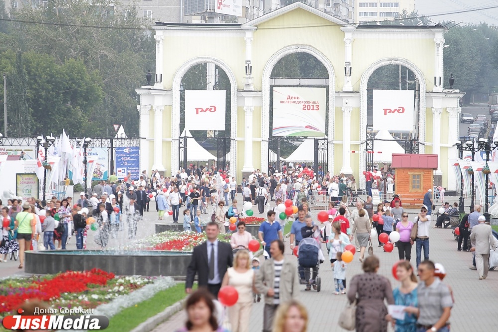 Региону – поддержка, детям – автобус, горожанам – Билан! Екатеринбург с размахом отметил День железнодорожника - Фото 4