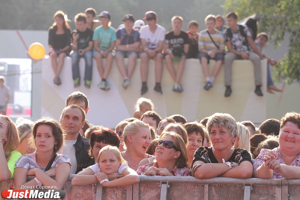 Региону – поддержка, детям – автобус, горожанам – Билан! Екатеринбург с размахом отметил День железнодорожника - Фото 2