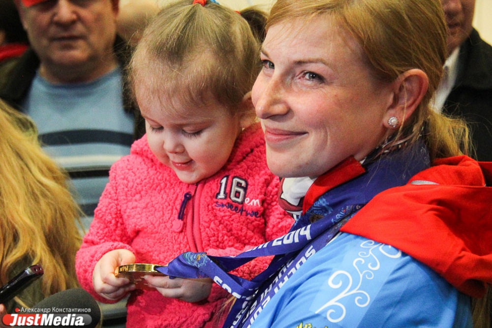 Алена Кауфман: «Все свои победы я посвящаю дочери, которую я так давно не видела». Свердловские паралимпийцы с триумфом вернулись домой - Фото 3