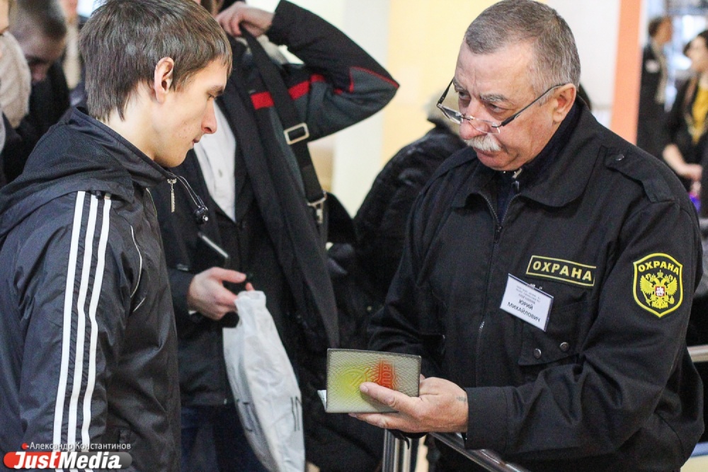 Паспорт, линейка, ручка и никаких сотовых. К репетиции ЕГЭ по физике в школах области отнеслись со всей строгостью - Фото 4