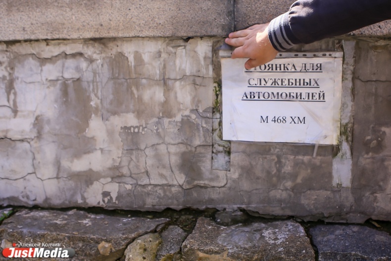 Угрозы, арбуз и жалобы. Журналисты JustMedia.Ru проехались по центру города с инспектором ДПС и оштрафовали десятки водителей - Фото 3