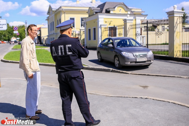Угрозы, арбуз и жалобы. Журналисты JustMedia.Ru проехались по центру города с инспектором ДПС и оштрафовали десятки водителей - Фото 8