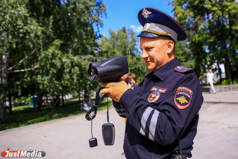 Угрозы, арбуз и жалобы. Журналисты JustMedia.Ru проехались по центру города с инспектором ДПС и оштрафовали десятки водителей - Фото 2