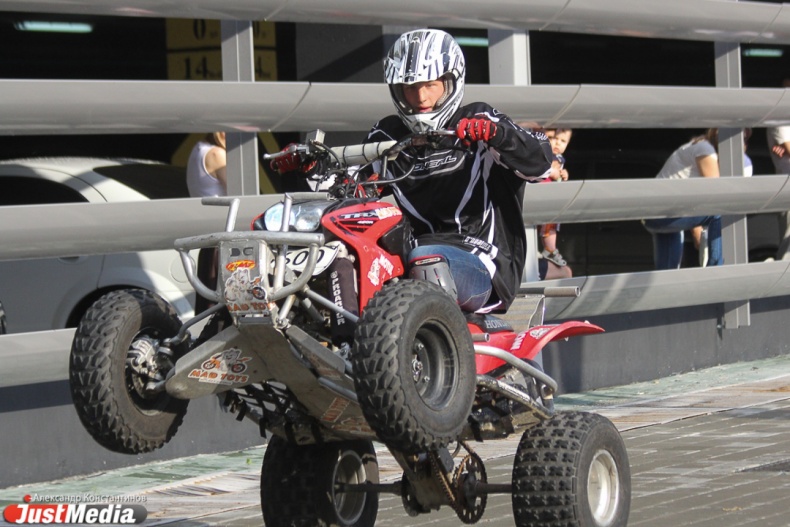 В центре Екатеринбурга горожане смогли наблюдать 1002 трюка - Фото 4