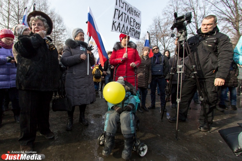 В Екатеринбурге прошли две акции памяти Немцова. На одной из них задержали юного блогера - Фото 6