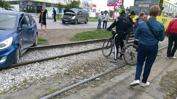 На ЖБИ из-за столкновения двух машин встали трамваи - Фото 2