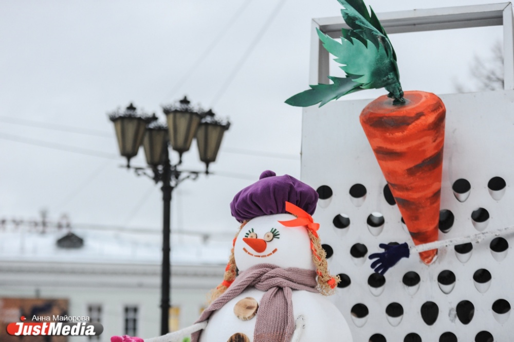 Снеговики в Екатеринбурге захватили гигантскую терку и кафе-бар - Фото 2