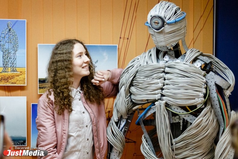 Портреты убийц, настенный спецназ и «Хемингуэй» от Федорченко. «Ночь музеев» глазами JustMedia.ru - Фото 8