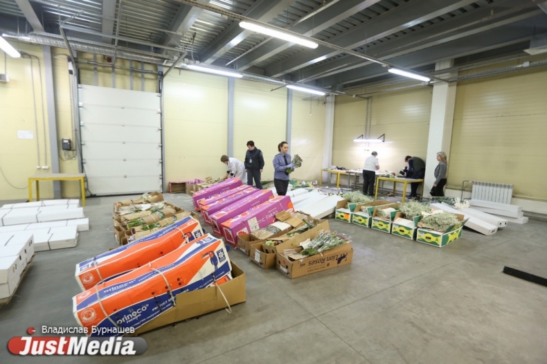 Аэропорт «Кольцово» завалило цветами к 8 марта. ФОТОРЕПОРТАЖ - Фото 2