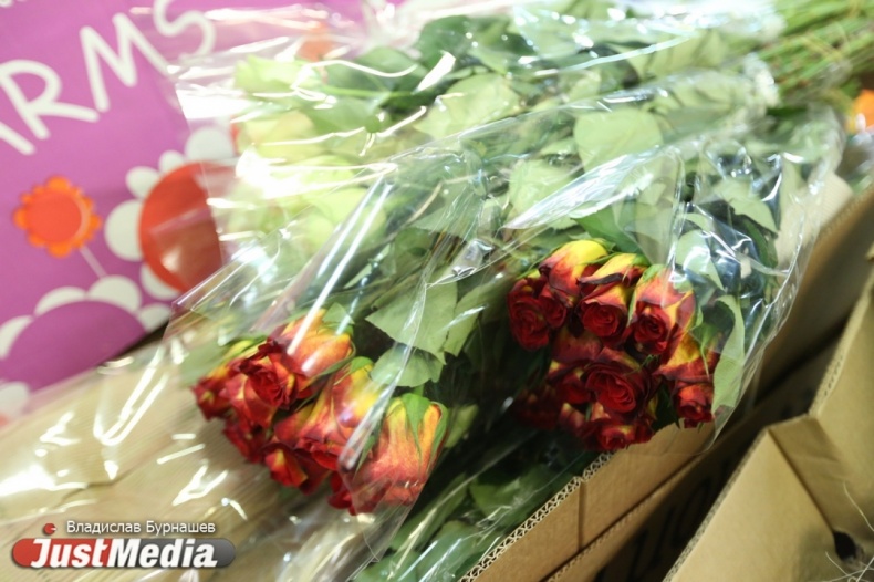 Аэропорт «Кольцово» завалило цветами к 8 марта. ФОТОРЕПОРТАЖ - Фото 7