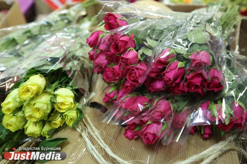 Аэропорт «Кольцово» завалило цветами к 8 марта. ФОТОРЕПОРТАЖ - Фото 5