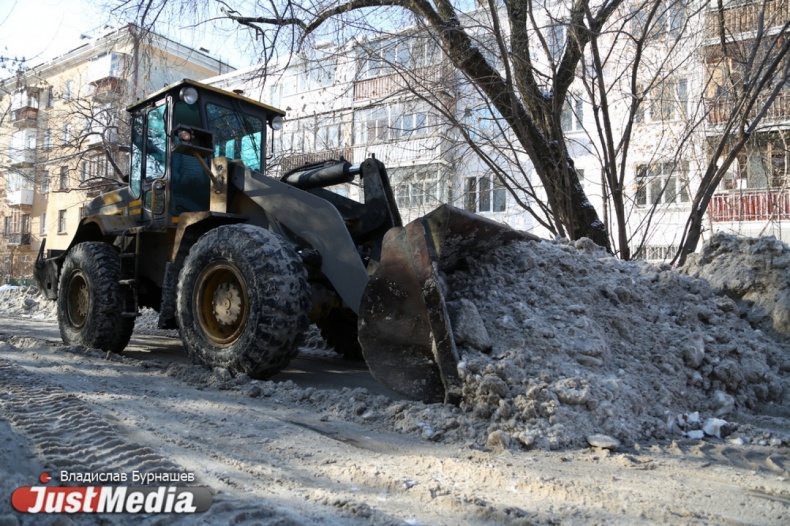 В первый день весны в Екатеринбурге всплыла снегоуборочная техника. ФОТО - Фото 2