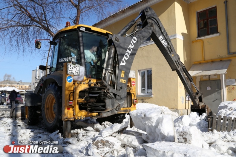 В первый день весны в Екатеринбурге всплыла снегоуборочная техника. ФОТО - Фото 4