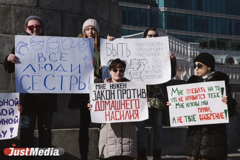 «Бьет, значит сядет». Екатеринбургские феминистки вышли на митинг против сексизма - Фото 5