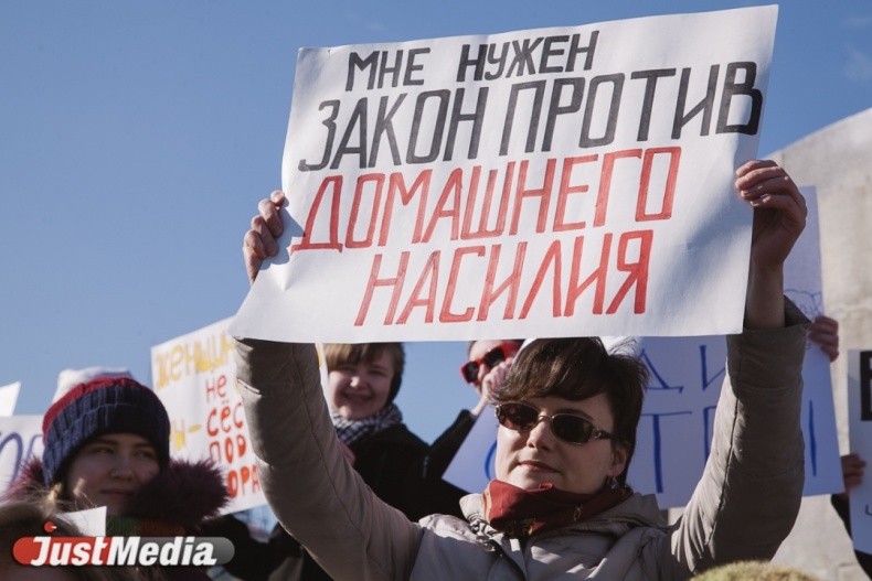 «Бьет, значит сядет». Екатеринбургские феминистки вышли на митинг против сексизма - Фото 2