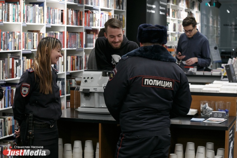 Оригинальный вызов на дуэль, костюмы из колонии и эвакуация «Салюта». Как в Екатеринбурге прошла встреча с Учителем - Фото 4