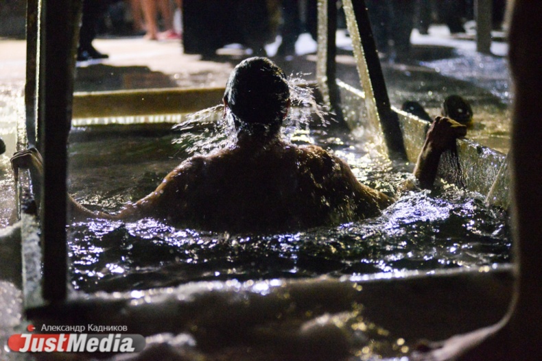 Телефон важнее полотенца. Крещение как повод выложить очередное фото в соцсети - Фото 10