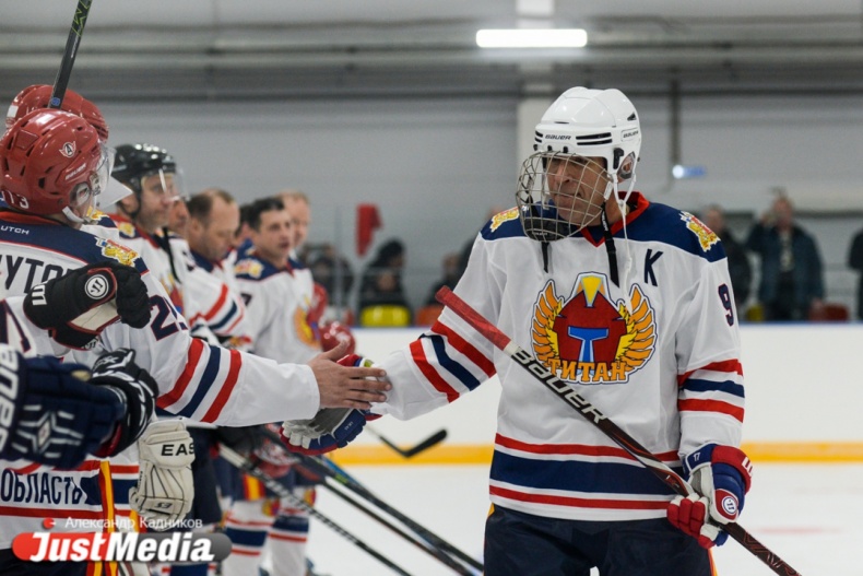 Режевские чиновники разгромили команду Куйвашева на открытой им ледовой арене - Фото 8