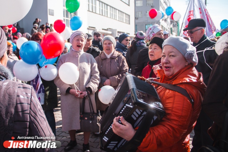 «Мы научились защищать себя и свои интересы». На первомайскую демонстрацию в Екатеринбурге вышло 25 000 человек - Фото 8