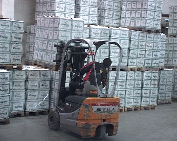 В Екатеринбурге полиция изъяла более 65 тысяч бутылок водки с поддельными акцизными марками - Фото 3