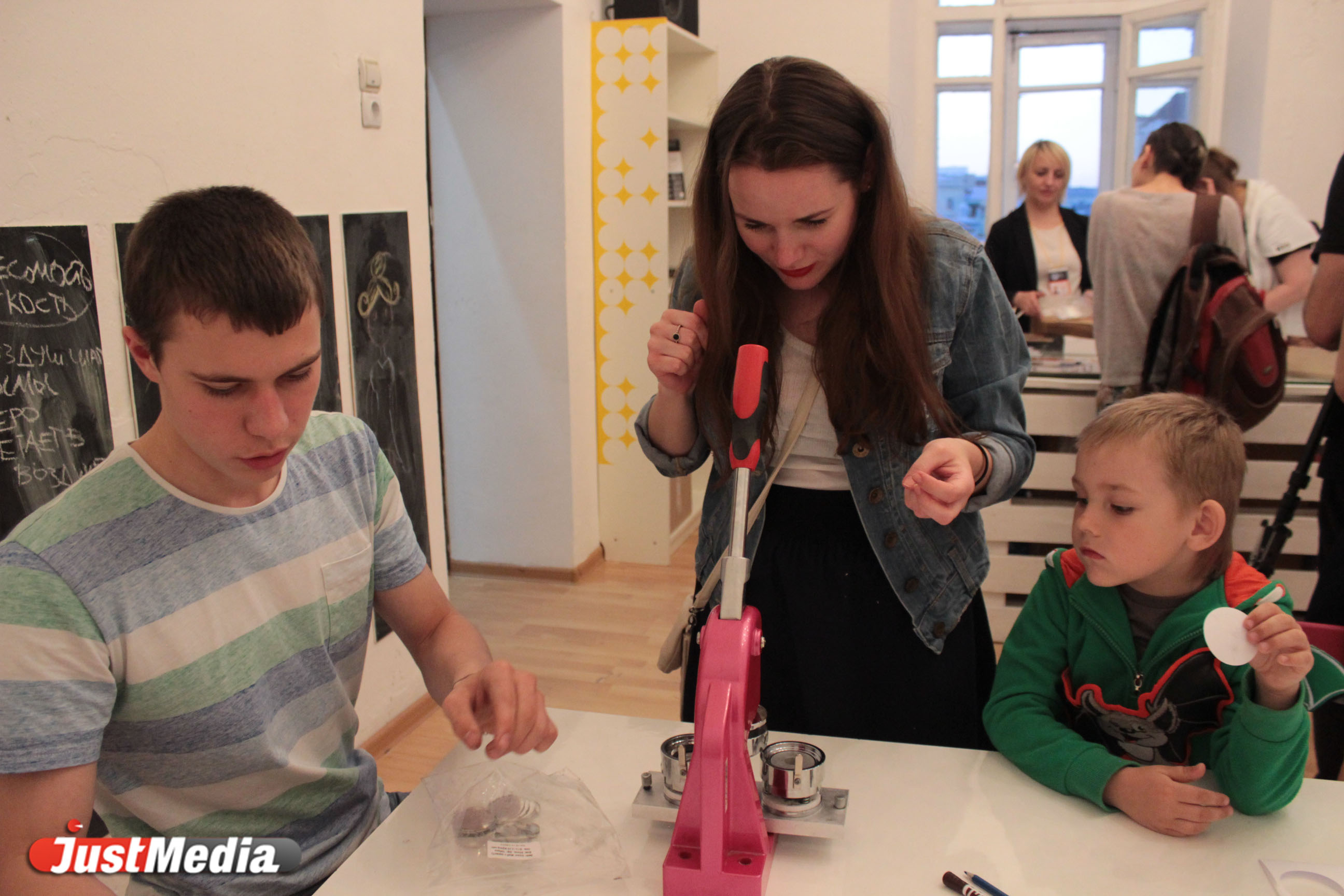 Портреты убийц, настенный спецназ и «Хемингуэй» от Федорченко. «Ночь музеев» глазами JustMedia.ru - Фото 14