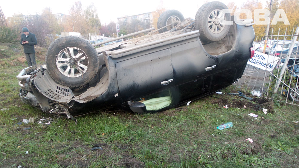 На Вторчермете Land Cruiser перевернулся и повис на заборе - Фото 4