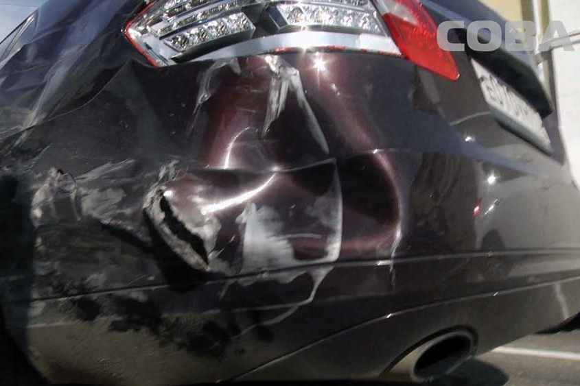 На Уралмаше полицейский на мотоцикле столкнулся с тремя автомобилями. ФОТО - Фото 2