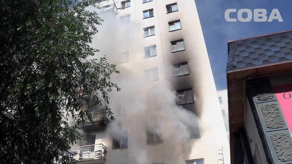 Двадцать пожарных машин тушили сильное возгорание в девятиэтажном общежитии на Восточной. ФОТО - Фото 5