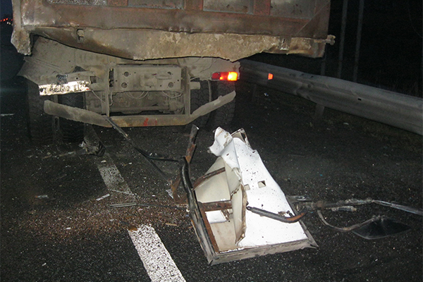 В Екатеринбурге столкнулись автобус и грузовик. По предварительным данным, ранены три человека - Фото 2