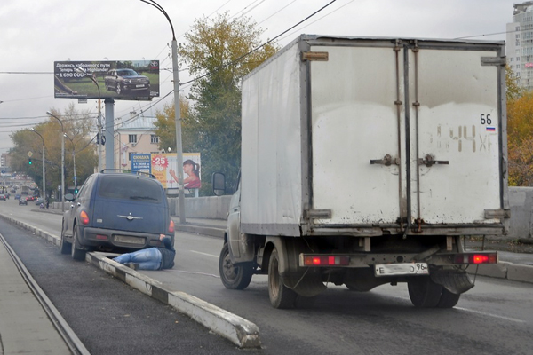 Блоггеры предупреждают автомобилистов о ловушке на Макаровском мосту. Убирать ее мэрия отказалась - Фото 5