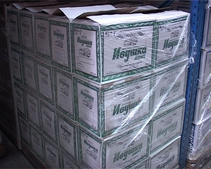 В Екатеринбурге полиция изъяла более 65 тысяч бутылок водки с поддельными акцизными марками - Фото 4