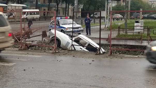 На перекрестке Шевченко-Луначарского ВАЗ съехал в котлован. Очевидцы: водитель и пассажир были пьяны - Фото 2