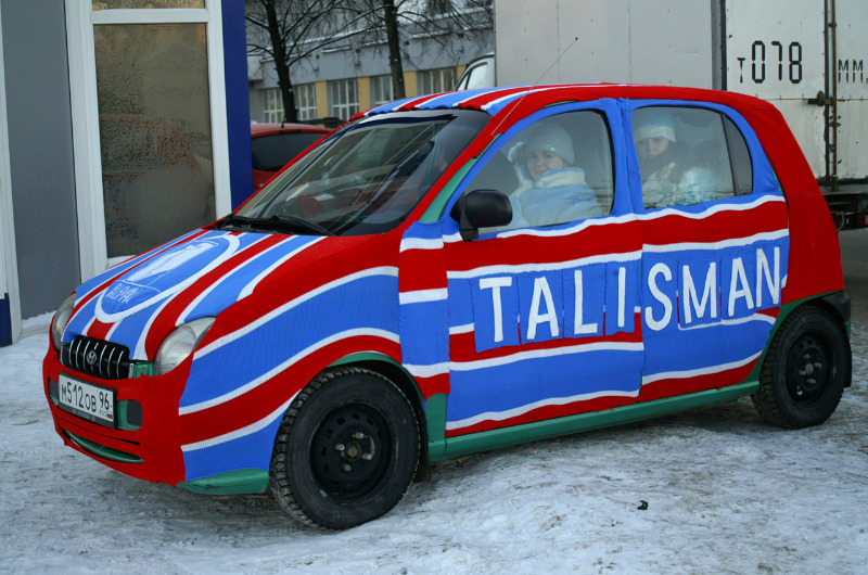 На улицы Екатеринбурга вышел вязаный автомобиль с Дедом Морозом за рулем - Фото 2