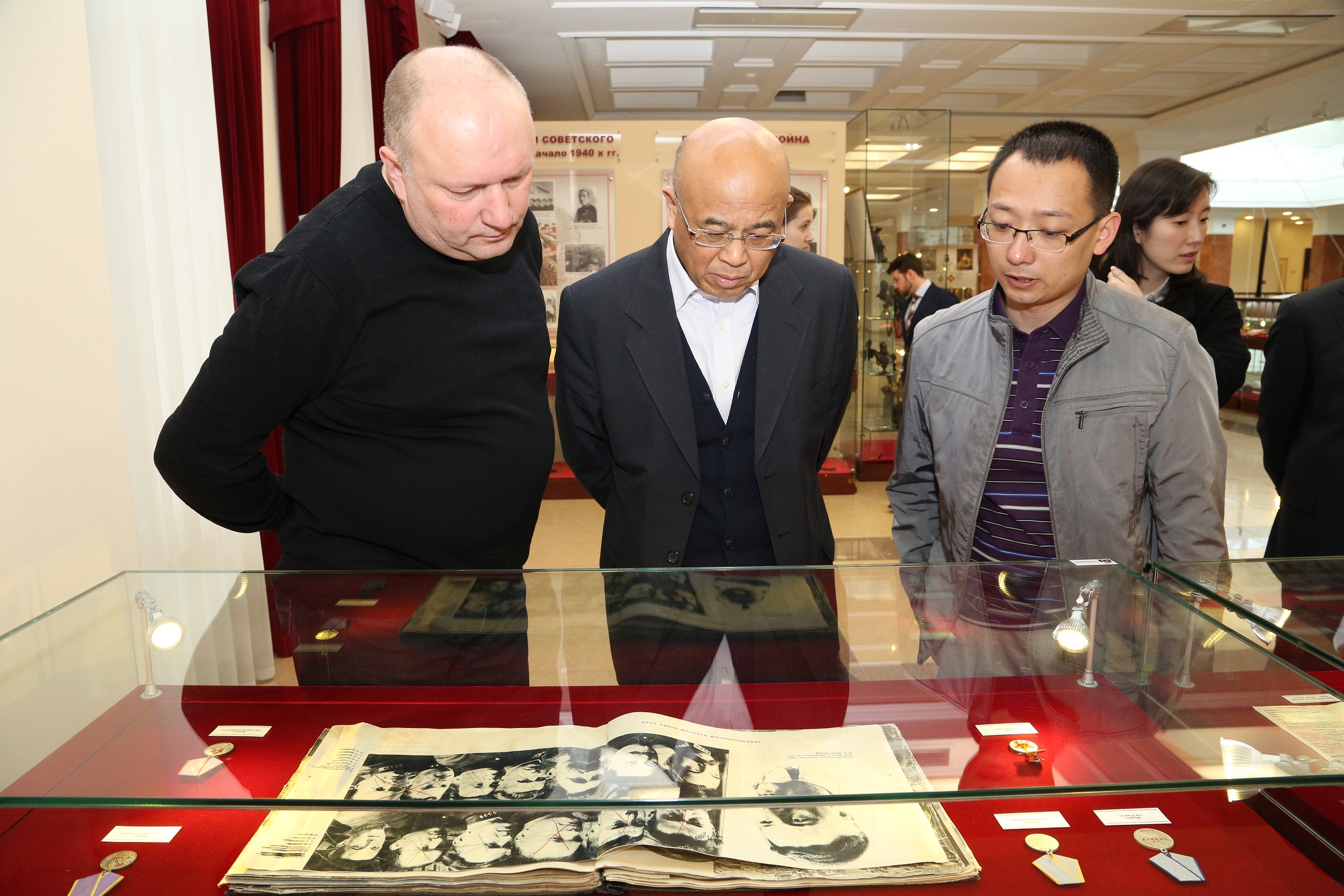 «Такие коллекции сохраняют мир во всем мире». Делегация дипломатов КНР высоко оценила экспозицию Музея военной техники УГМК - Фото 2