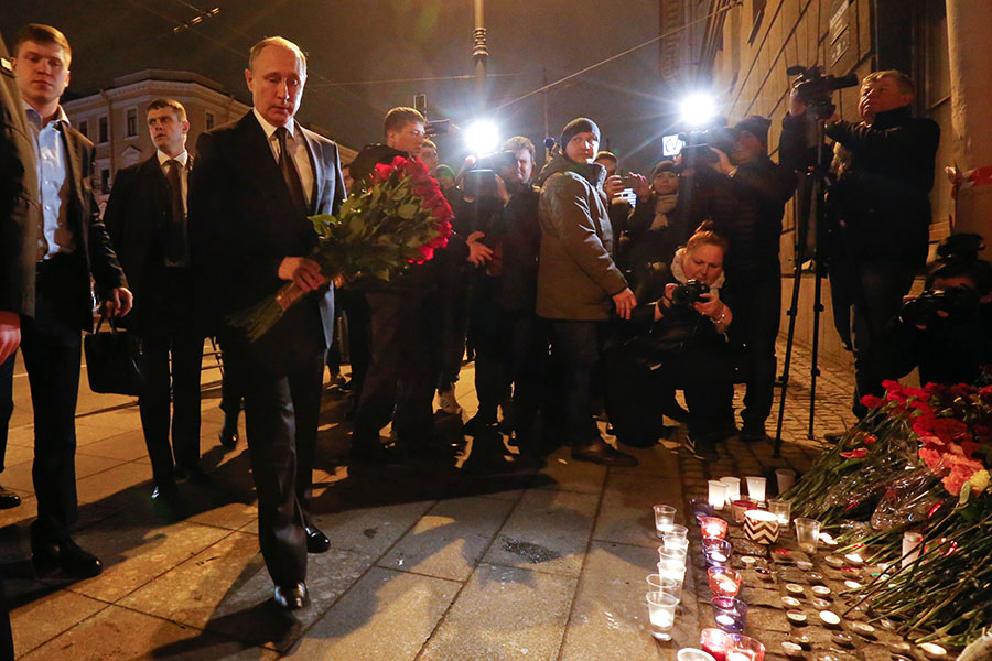 «Нас не запугать». Вся Россия выходит на акции, посвященные памяти жертв вчерашнего теракта в Питере - Фото 3