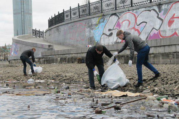 Золотая молодежь опередила команду Высокинского. Члены молодежного правительства собрали со дна Исети восемь мешков бутылок, остальное скрыла вода - Фото 2