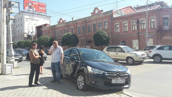 В центре Екатеринбурга ВАЗовская «девятка» и Citroen не поделили дорогу. ФОТО - Фото 5