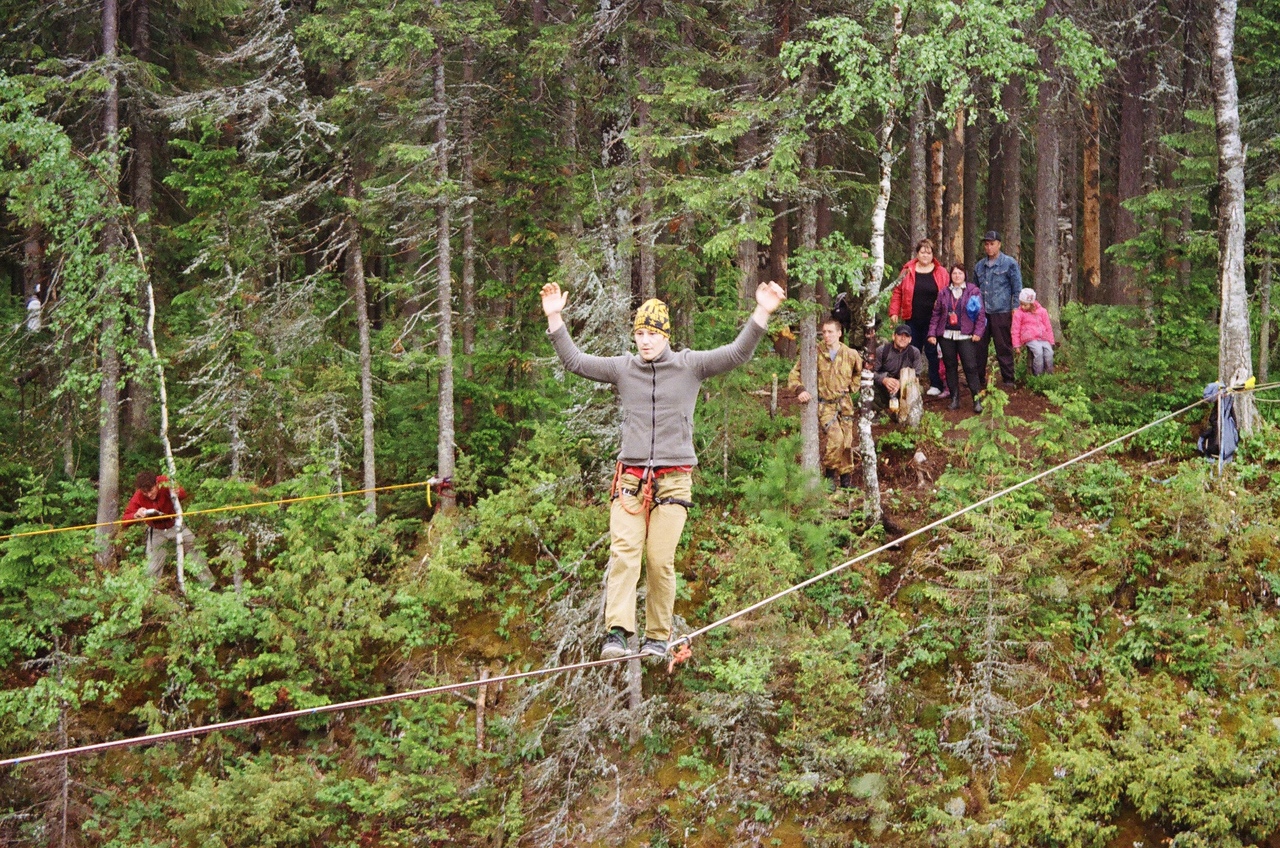 «Когда я встала на стропу, казалось, что на ней невозможно устоять даже пару секунд». На Плотинке учат ходить по канату - Фото 4