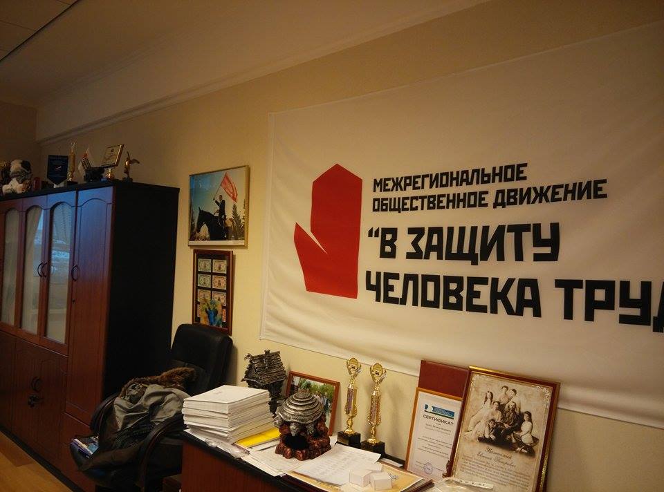 Дартс, биография деда, плакаты из Вьетнама и пожелание от «Песняров». Областные депутаты рассказали, чем украшают стены своих кабинетов. ФОТО - Фото 14